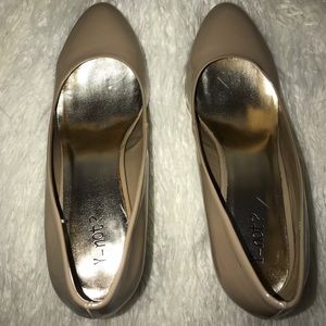 Women’s Nude Heels Size 10M